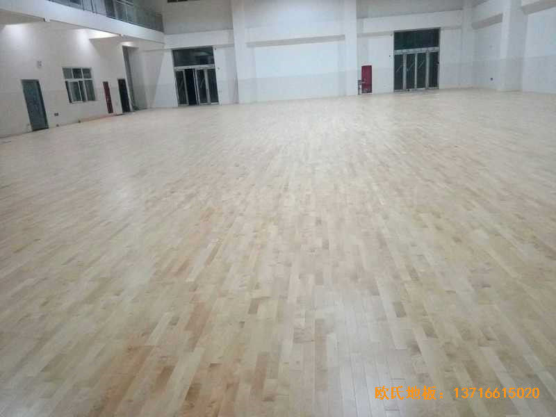 河南洛陽(yáng)伊水小學(xué)籃球館體育木地板安裝案例4