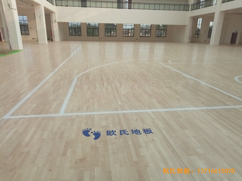 貴陽清華中學(xué)分校籃球館運(yùn)動(dòng)地板安裝案例4