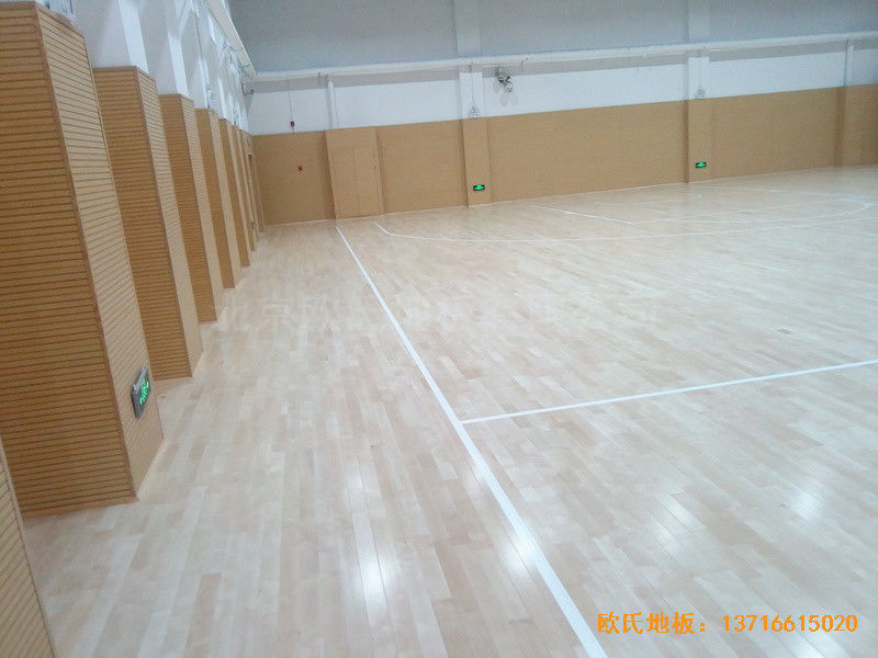 山東濟南歷下區(qū)燕山學(xué)?；@球館運動木地板施工案例3