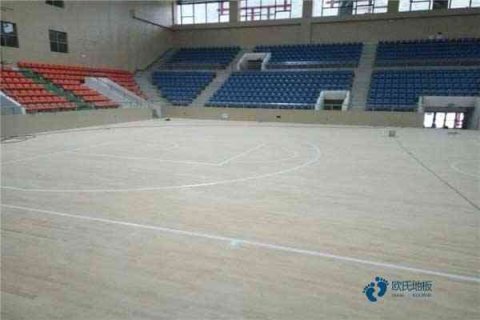 大學(xué)運(yùn)動(dòng)館木地板施工團(tuán)隊(duì)