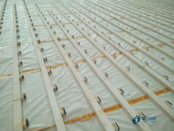 學(xué)校體育場地板施工團(tuán)隊(duì)1