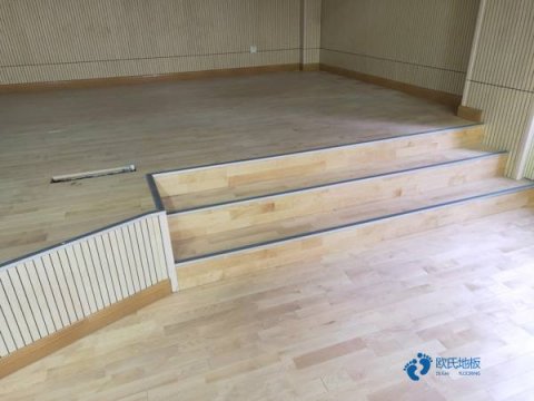小學(xué)籃球運動地板施工團(tuán)隊
