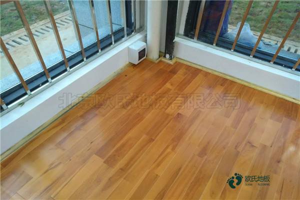 國產(chǎn)運(yùn)動籃球木地板施工隊1