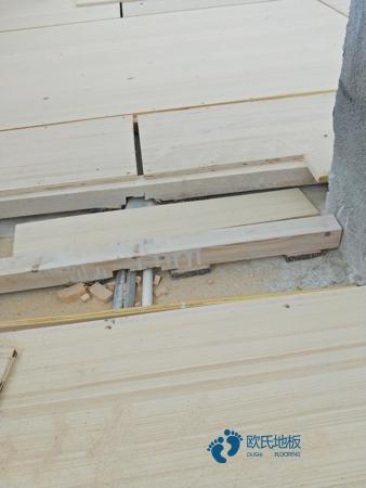 大學(xué)運動籃球地板施工團(tuán)隊1